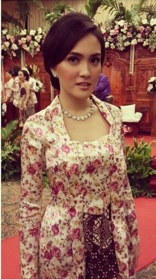 6 Seleb berkebaya kutubaru, sama cantik dengan bridesmaids Vicky Shu