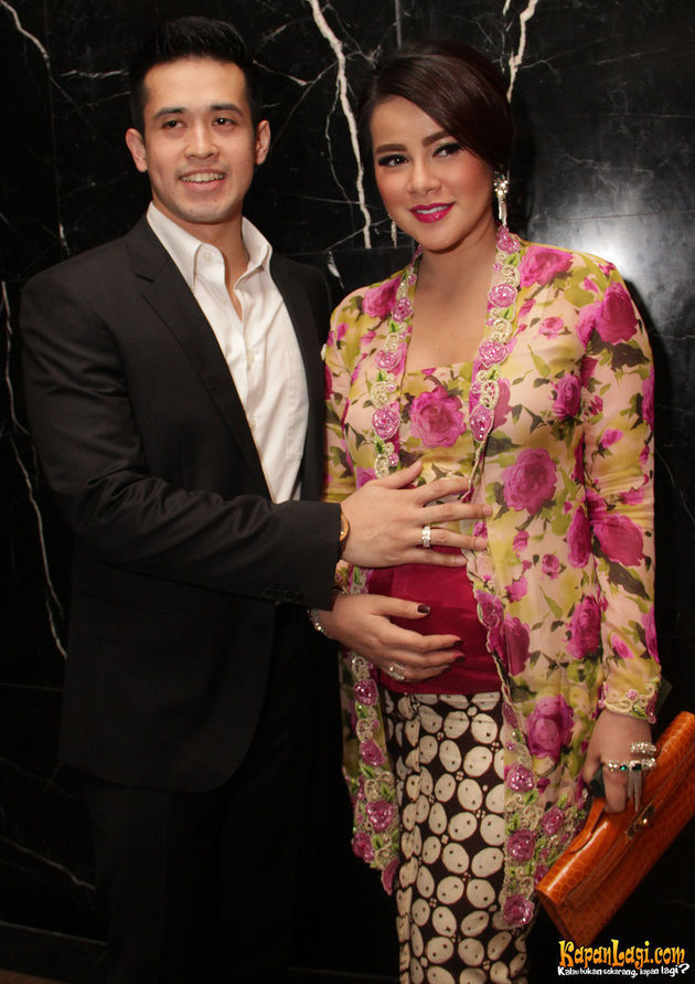 6 Seleb berkebaya kutubaru, sama cantik dengan bridesmaids Vicky Shu