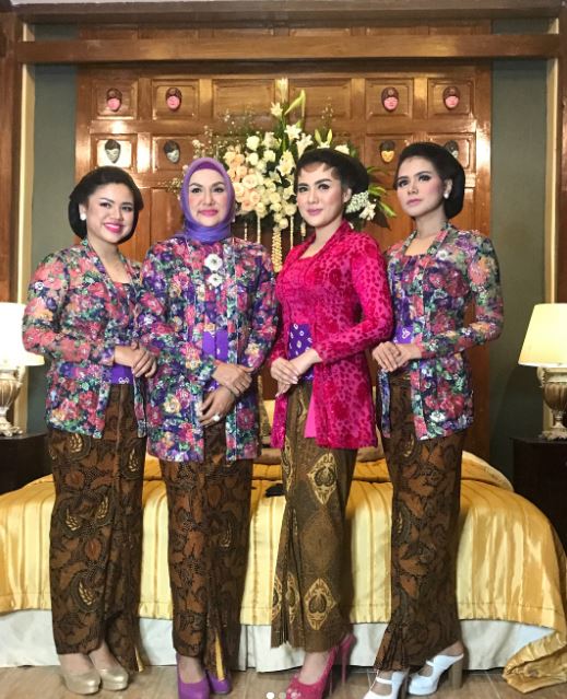 6 Seleb berkebaya kutubaru, sama cantik dengan bridesmaids Vicky Shu