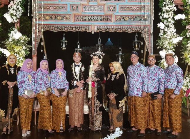 6 Seleb berkebaya kutubaru, sama cantik dengan bridesmaids Vicky Shu