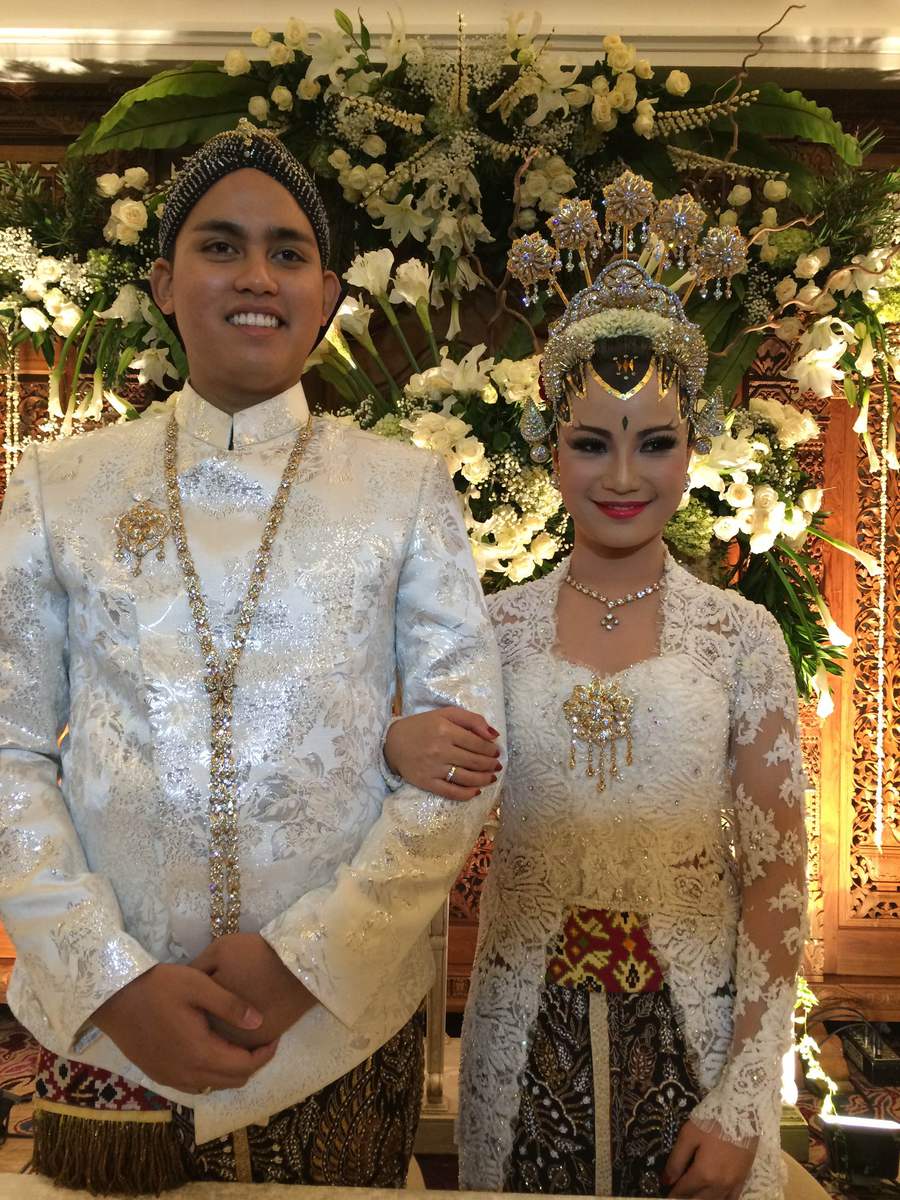 Vicky Shu & 8 artis ini menikah dengan busana putih adat Jawa