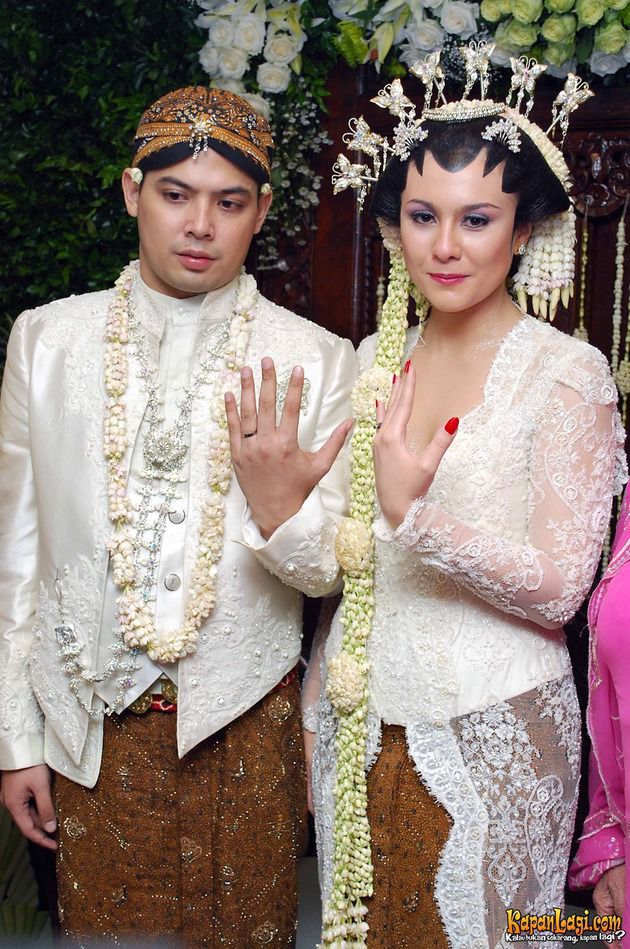Vicky Shu & 8 artis ini menikah dengan busana putih adat Jawa