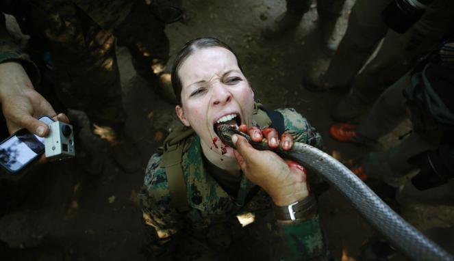 10 Potret tentara minum darah ular ini bikin dada deg-degan