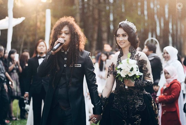 7 Seleb Indonesia ini memilih mengenakan gaun hitam saat pernikahannya