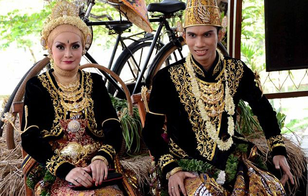 7 Seleb Indonesia ini memilih mengenakan gaun hitam saat pernikahannya