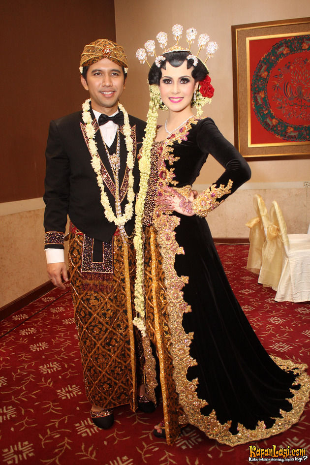 7 Seleb Indonesia ini memilih mengenakan gaun hitam saat pernikahannya