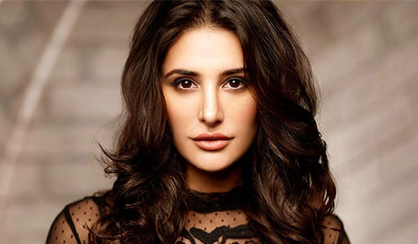 Ini 10 seleb Bollywood yang punya bibir paling indah, seksi abis 