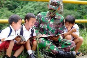 Begini 7 aksi tentara jadi guru bagi siswa di daerah, angkat jempol