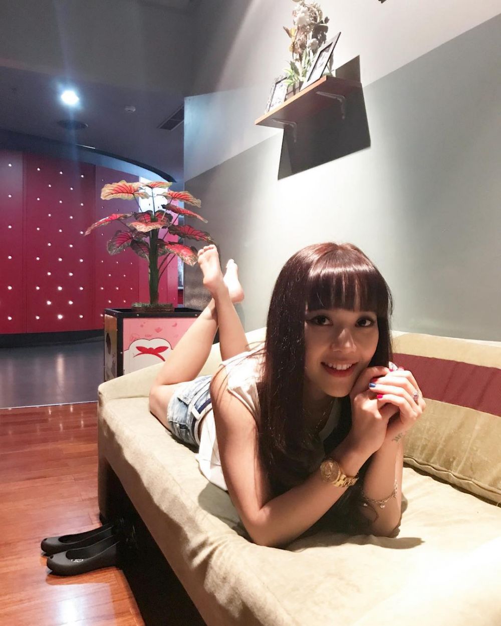 10 Gaya Rebecca Regina, cewek cantik lawan main om jin di iklan rokok