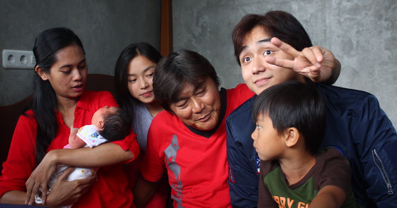 6 Seleb ganteng ini punya ibu tiri muda & cantik, bisa dikira pacarnya