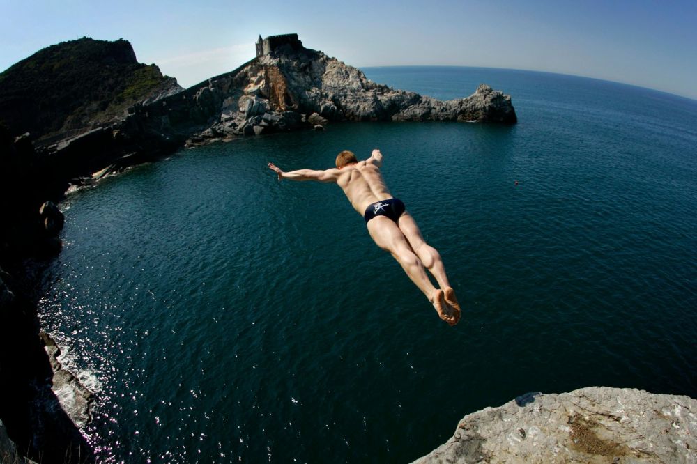 Cliff Jumping hampir sama dengan bungee jumping. 