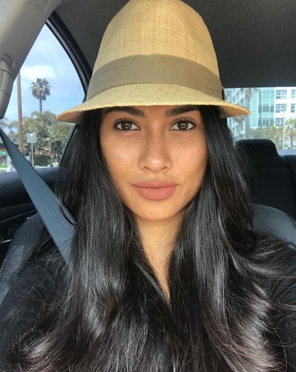 Foto panasnya disorot, 10 pose Uli Auliani ini bikin cowok berdesir