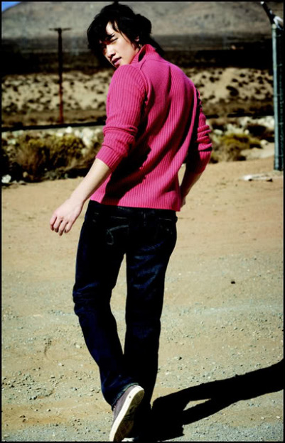 12 Selebriti cowok ini tunjukkan warna pink wakili maskulinitas