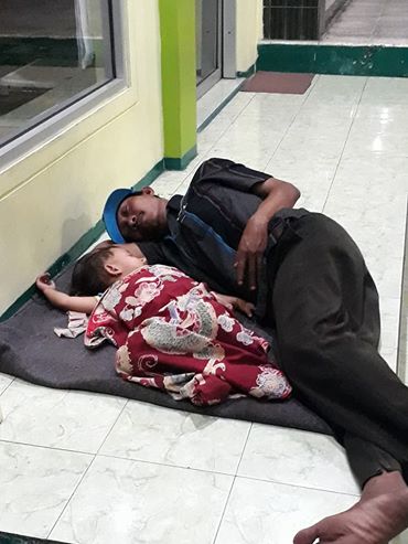 5 Kisah orangtua bawa anaknya kerja, ada driver ojol dan tukang bakso