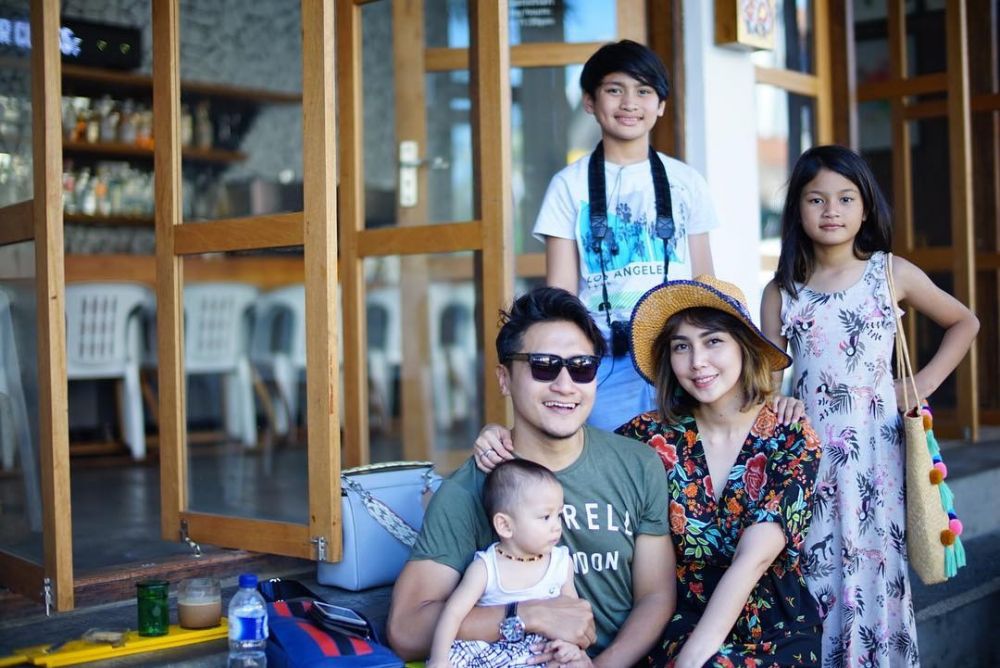 Punya tiga anak, begini 6 momen bahagia keluarga Arie Untung