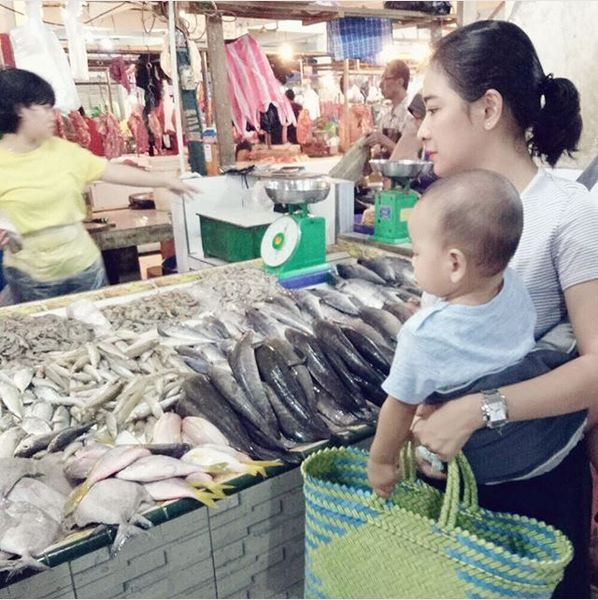 13 Gaya Uut Permatasari ngemong anak, tanpa makeup & cuma pakai daster