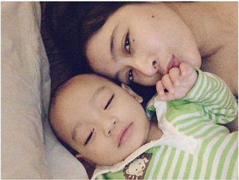 13 Gaya Uut Permatasari ngemong anak, tanpa makeup & cuma pakai daster