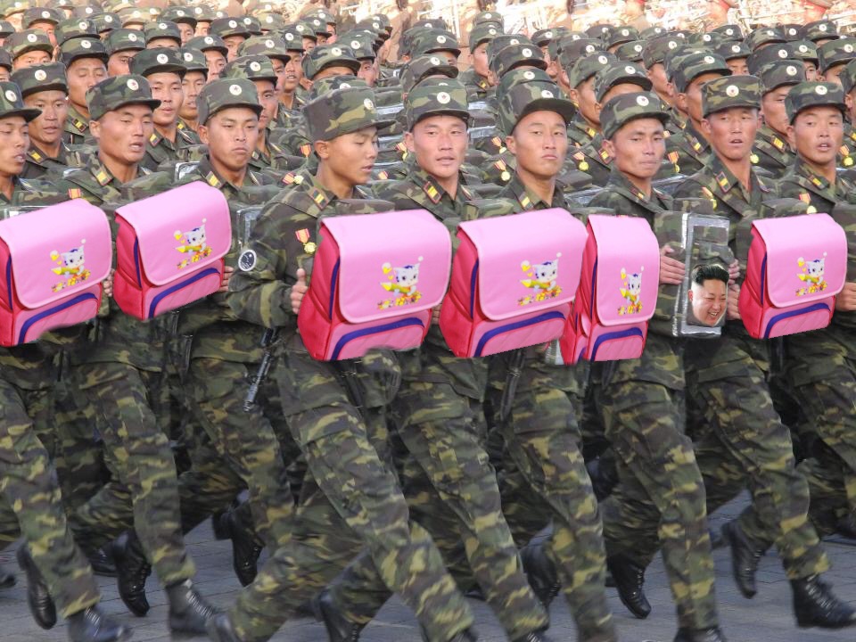 7 Foto editan Kim Jong-un bawa tas pink, jadi nggak kelihatan bengis 