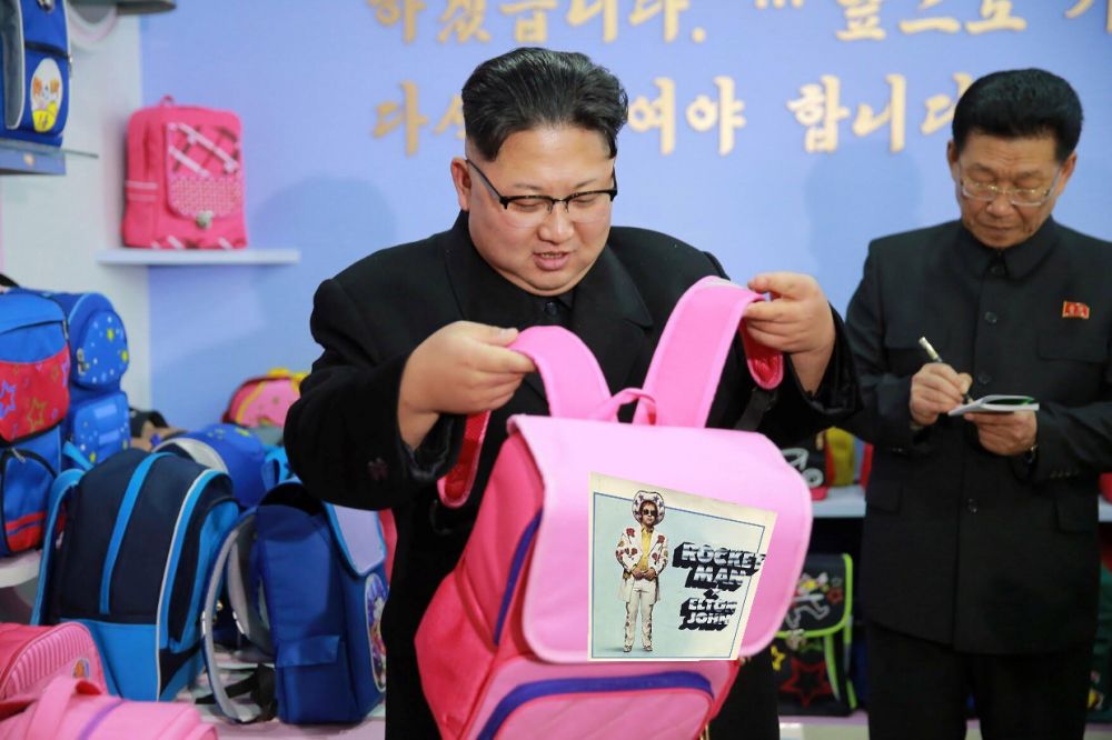 7 Foto editan Kim Jong-un bawa tas pink, jadi nggak kelihatan bengis 