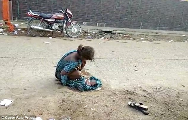5 Kisah wanita melahirkan di jalan, bayinya langsung jatuh ke aspal