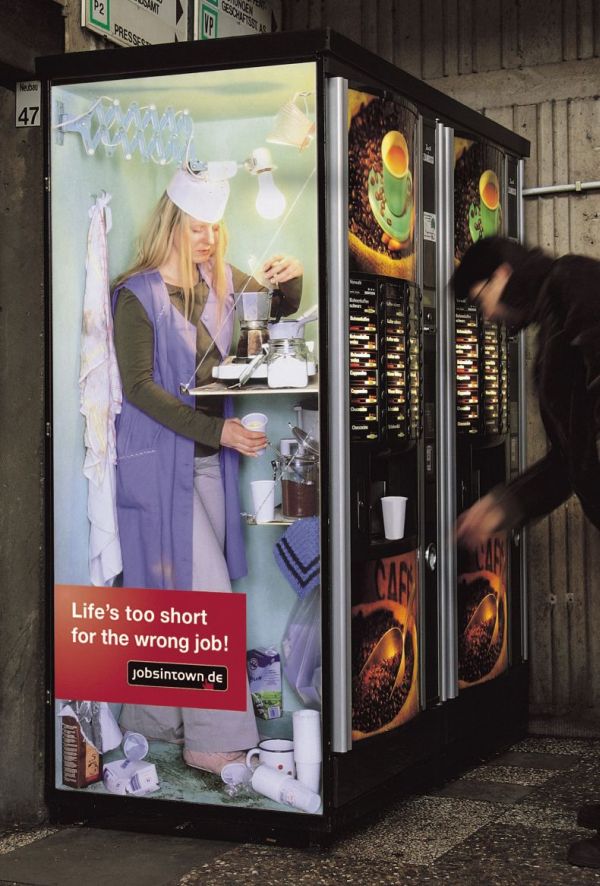 10 Poster mesin otomatis ini bikin terpana, seolah ada orangnya