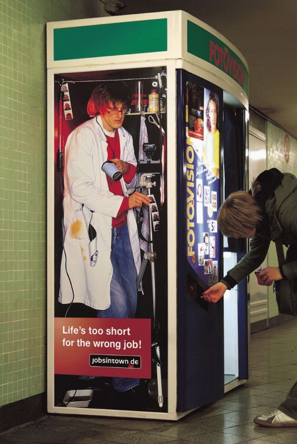 10 Poster mesin otomatis ini bikin terpana, seolah ada orangnya