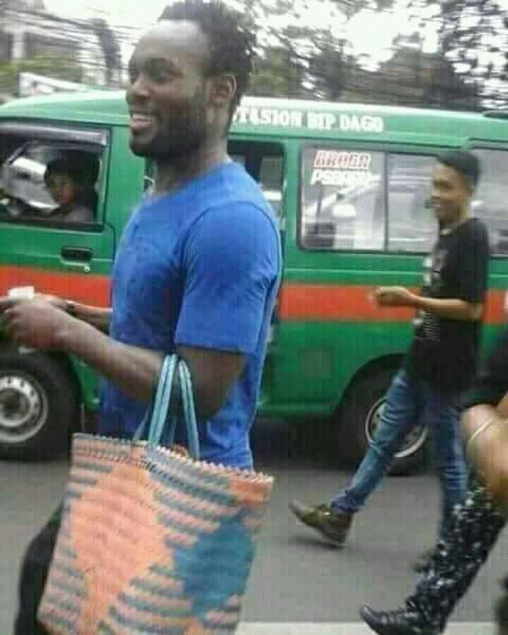 Tenteng tas legend khas emak-emak ke pasar, Michael Essien bikin heboh