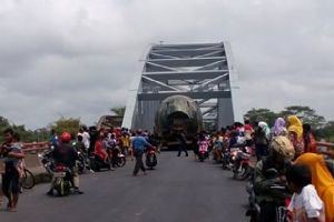 Truk pengangkut potongan pesawat ini tersangkut jembatan, kok bisa?