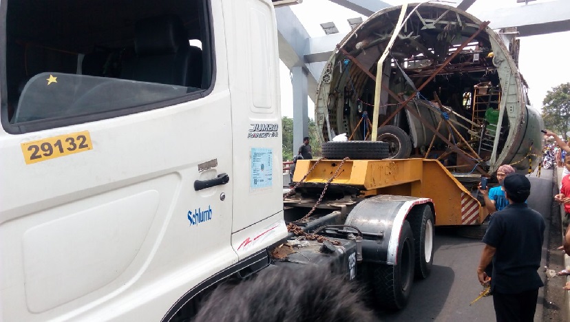 Truk pengangkut potongan pesawat ini tersangkut jembatan, kok bisa?