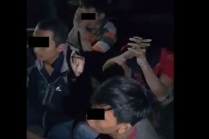 Terobos jalan yang diperbaiki, aksi 4 pemuda ini bikin repot warga