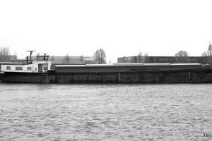 Kapal tua ini disulap jadi rumah terapung, ini penampakan interiornya