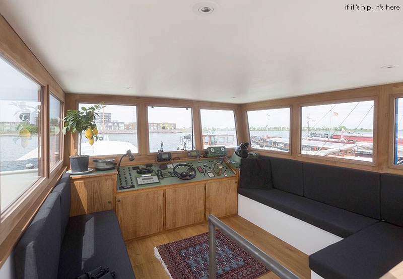 Kapal tua ini disulap jadi rumah terapung, ini penampakan interiornya