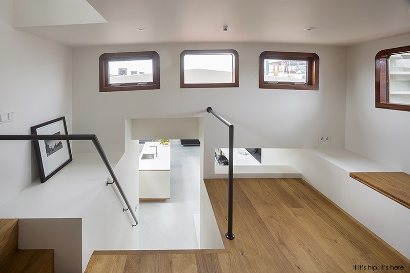 Kapal tua ini disulap jadi rumah terapung, ini penampakan interiornya