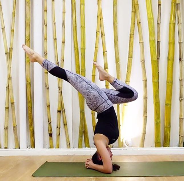 8 Gerakan yoga Pevita Pearce ini dijamin bikin melongo