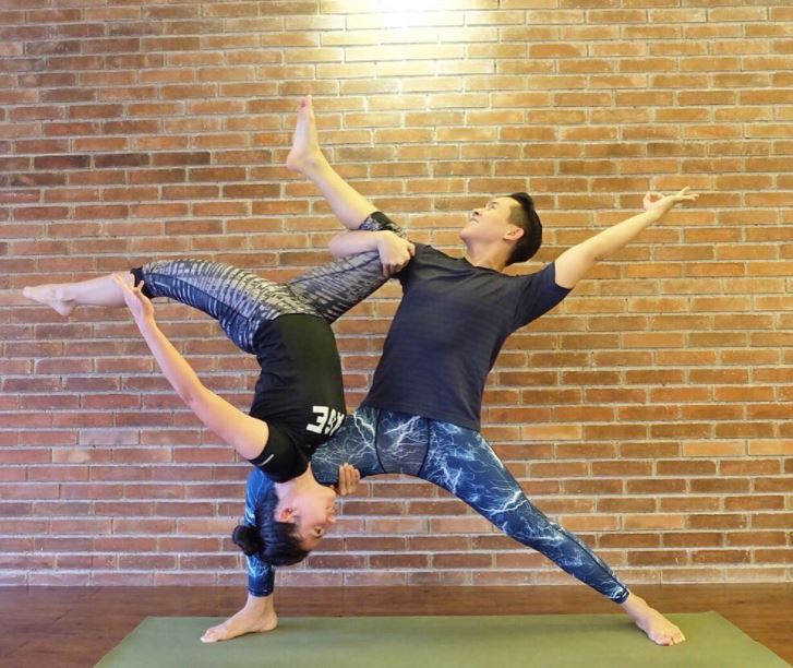 8 Gerakan yoga Pevita Pearce ini dijamin bikin melongo