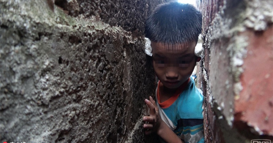 Main petak umpet, nasib bocah ini apes terjepit di antara dua tembok