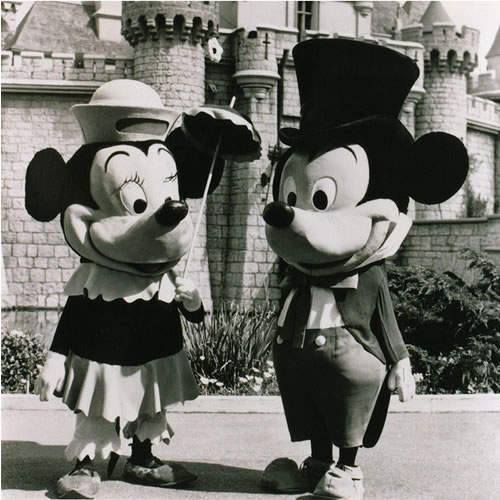 10 Penampilan Mickey & Minnie Mouse dari masa ke masa, dulunya serem!