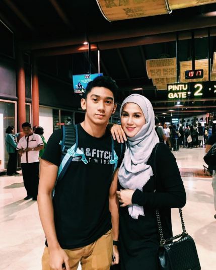 10 Momen kedekatan Marini Zumarnis dan putranya Daffa Wardhana