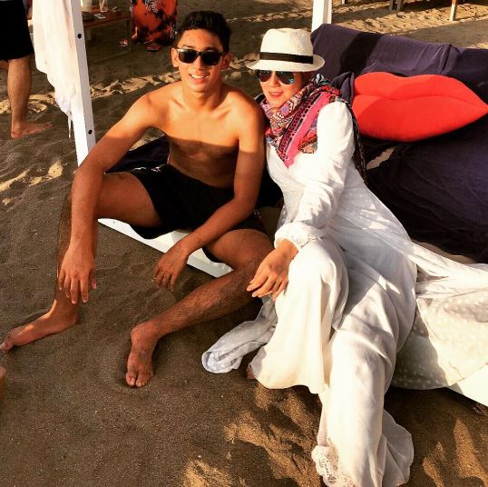 10 Momen kedekatan Marini Zumarnis dan putranya Daffa Wardhana