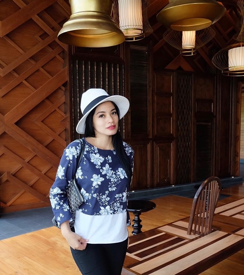 10 Gaya Titi Kamal, tetap modis dan langsing meski hamil tua