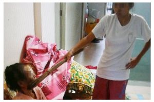 5 Kelakuan miris anak tega pukul ibunya, alasannya ternyata sepele