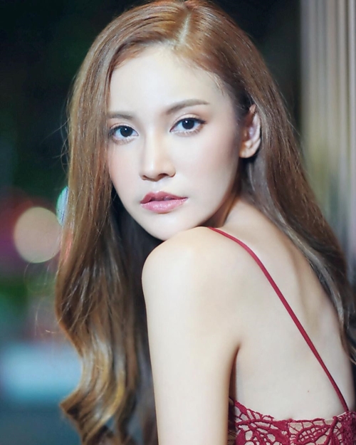 Viral wanita cantik berseragam, warganet tebak jenis kelamin aslinya