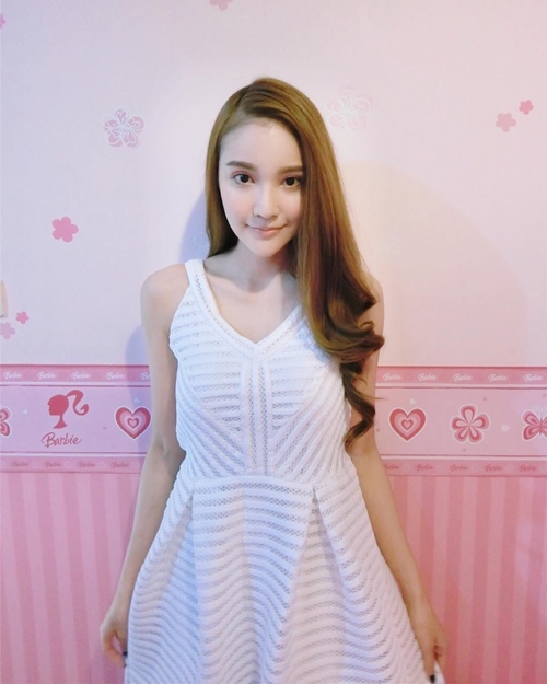 Viral wanita cantik berseragam, warganet tebak jenis kelamin aslinya