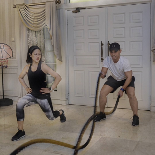 Jarang terekspose media, ini 10 potret kemesraan Dian Sastro dan suami