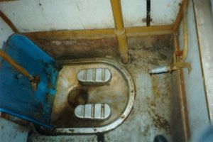 10 Toilet di kereta ini kondisinya bikin mau muntah, jorok banget