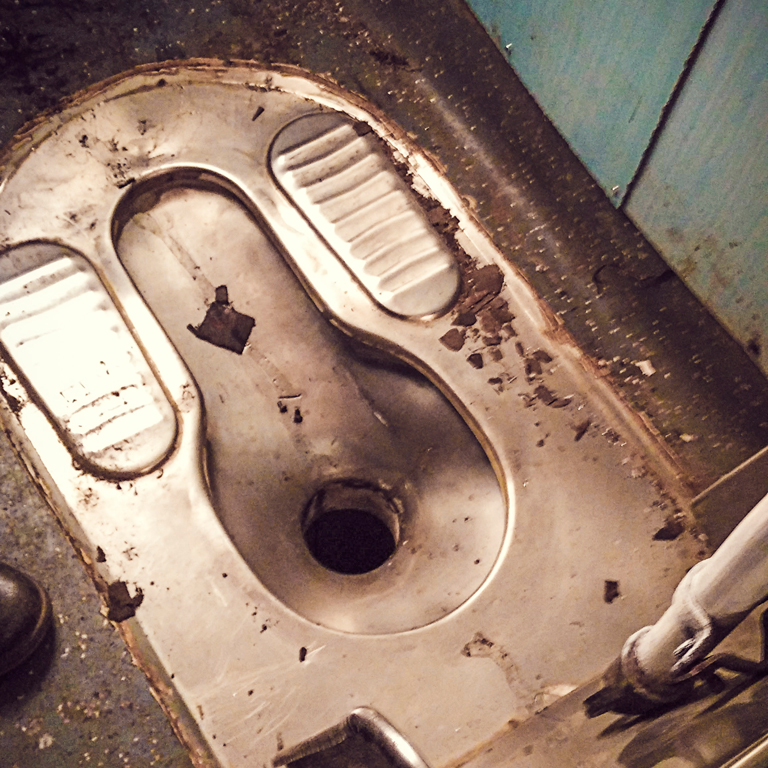 10 Toilet di kereta ini kondisinya bikin mau muntah, jorok banget