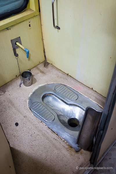 10 Toilet di kereta ini kondisinya bikin mau muntah, jorok banget