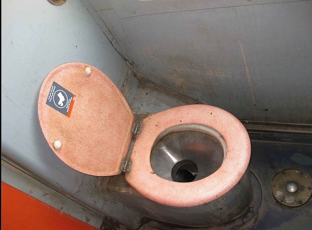 10 Toilet di kereta ini kondisinya bikin mau muntah, jorok banget