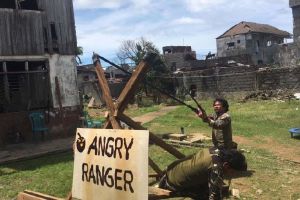 Tentara ini kreatif, lempar granat pakai ketapel ala Angry Bird