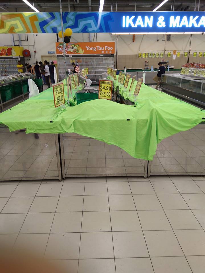 Kucing masuk supermarket, yang dilakukannya bikin pengunjung mual